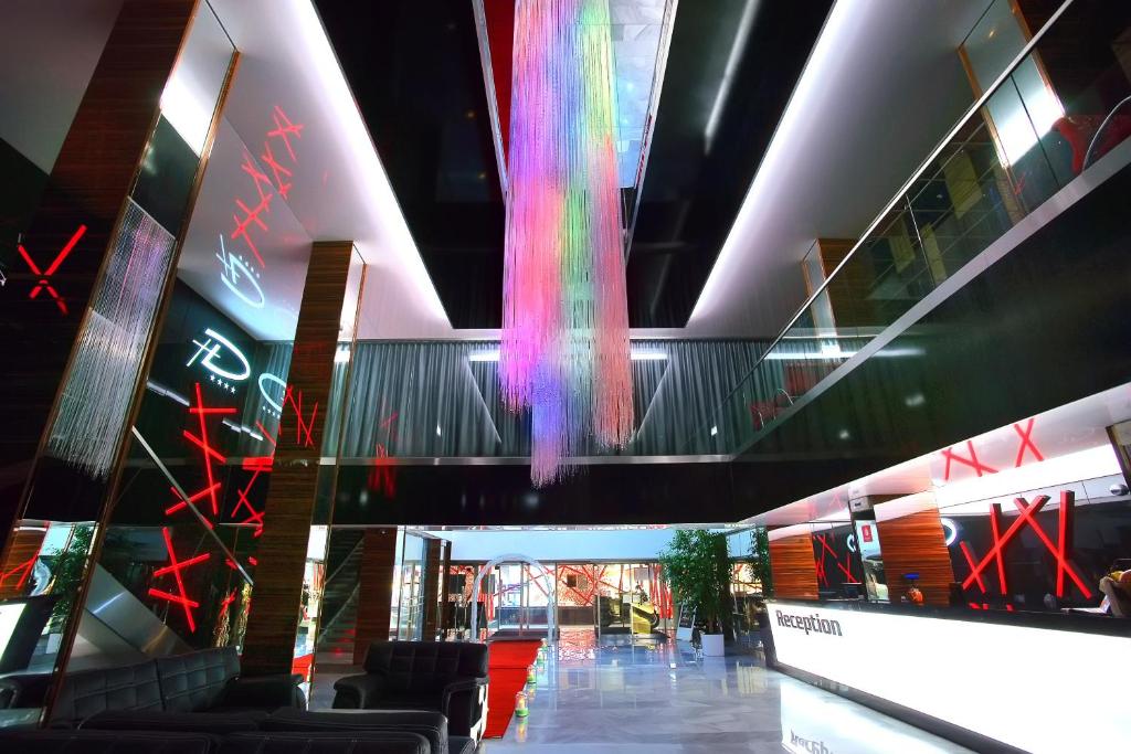 米哈洛夫采德鲁兹巴酒店的大堂的天花板上装饰着色彩缤纷的绘画