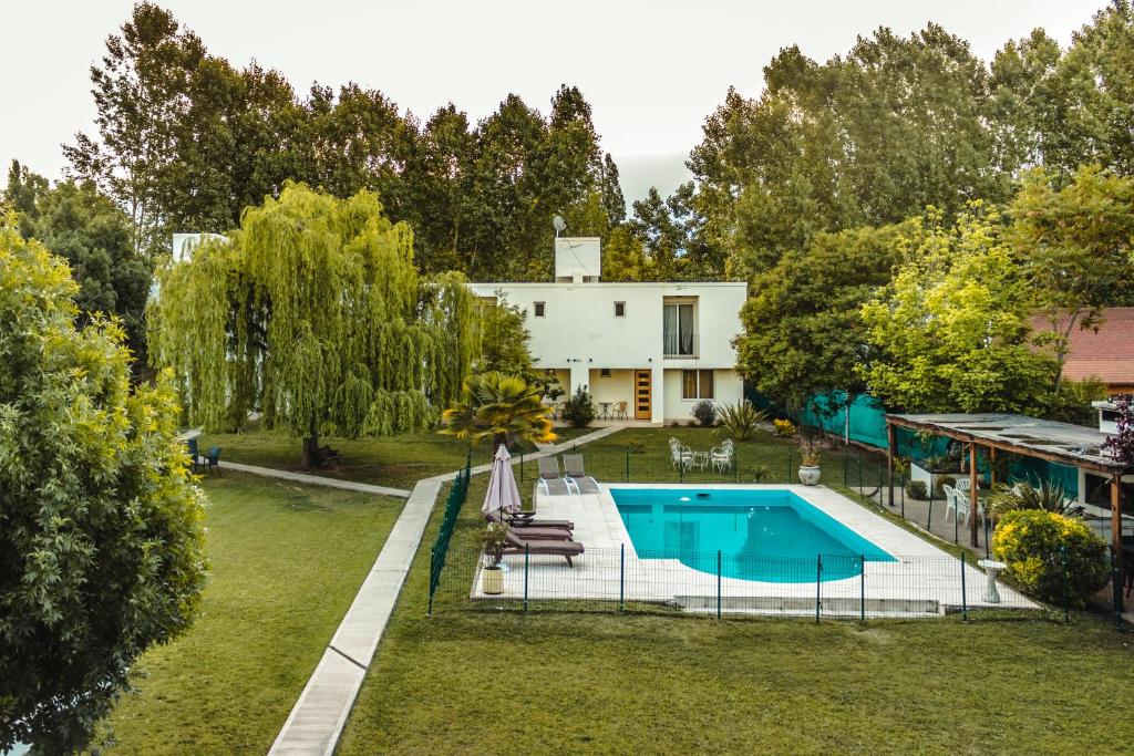 查克拉斯德科里亚尼亚加拉公寓的享有后院的空中景致,设有游泳池和房屋