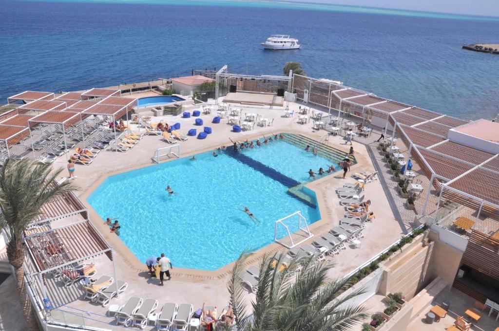 赫尔格达Sunrise Holidays Resort -Adults Only的海边游轮上的游泳池