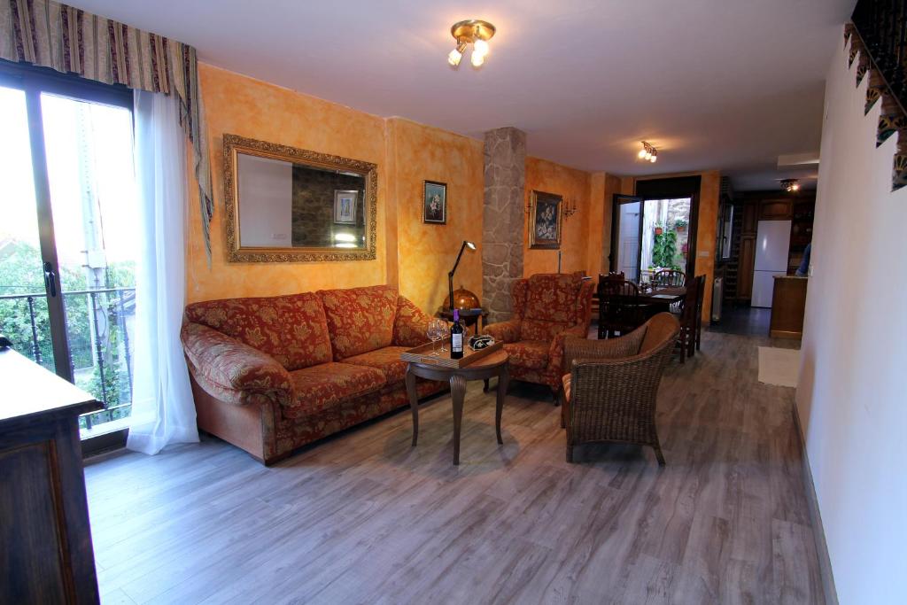 PáganosLaguardia -Casa Páganos E VI 0114的客厅配有沙发和桌子
