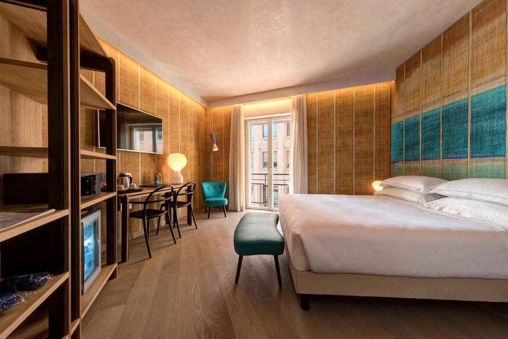 维罗纳Hotel Firenze的酒店客房 - 带一张床和用餐室