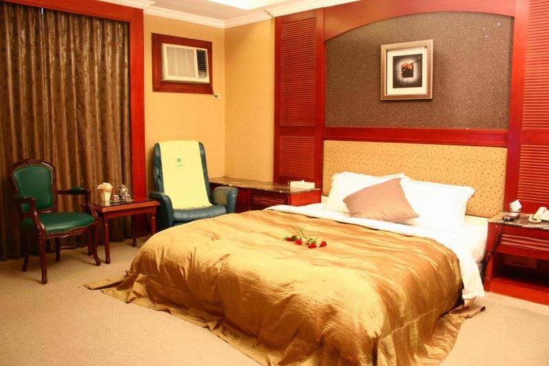 Shalu亚特兰大汽车旅馆的酒店客房,配有一张床和两把椅子