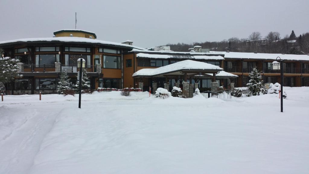 斯托纳姆杜拉克德拉格庄园酒店的前面有大雪的建筑