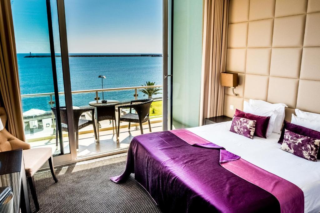 普拉亚达维多利亚阿特兰蒂达马尔酒店的酒店客房设有一张床,享有海景。