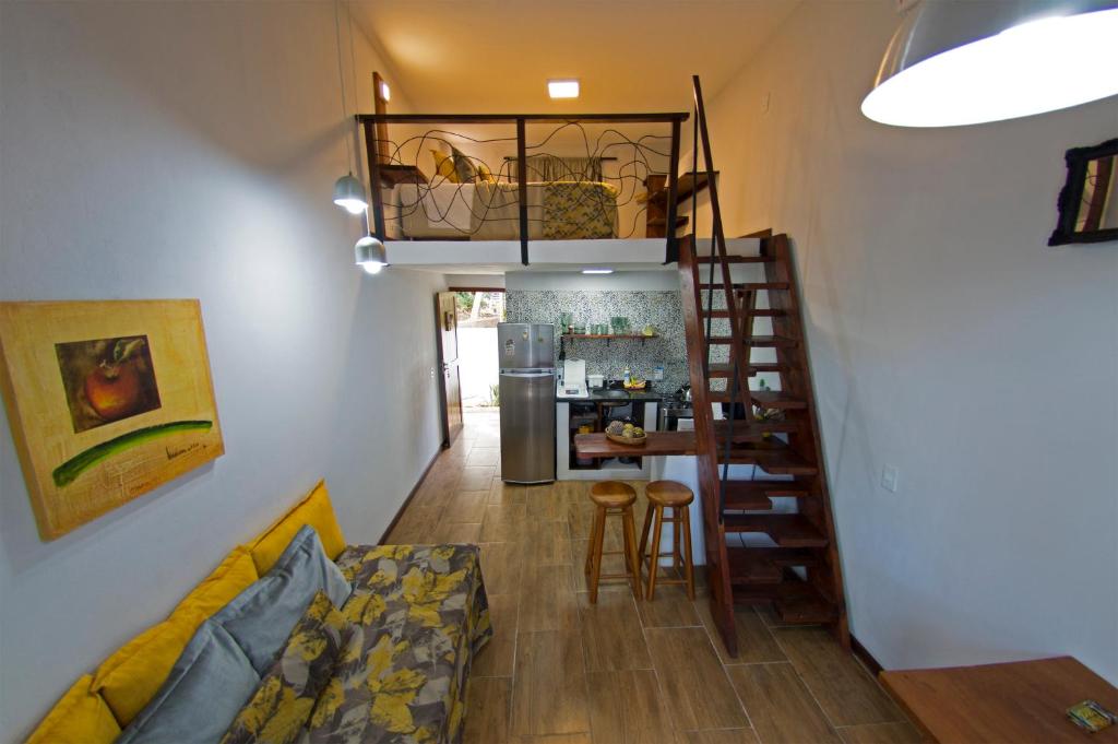 莫罗圣保罗Casinhas da Julieta的客厅设有通往厨房的楼梯