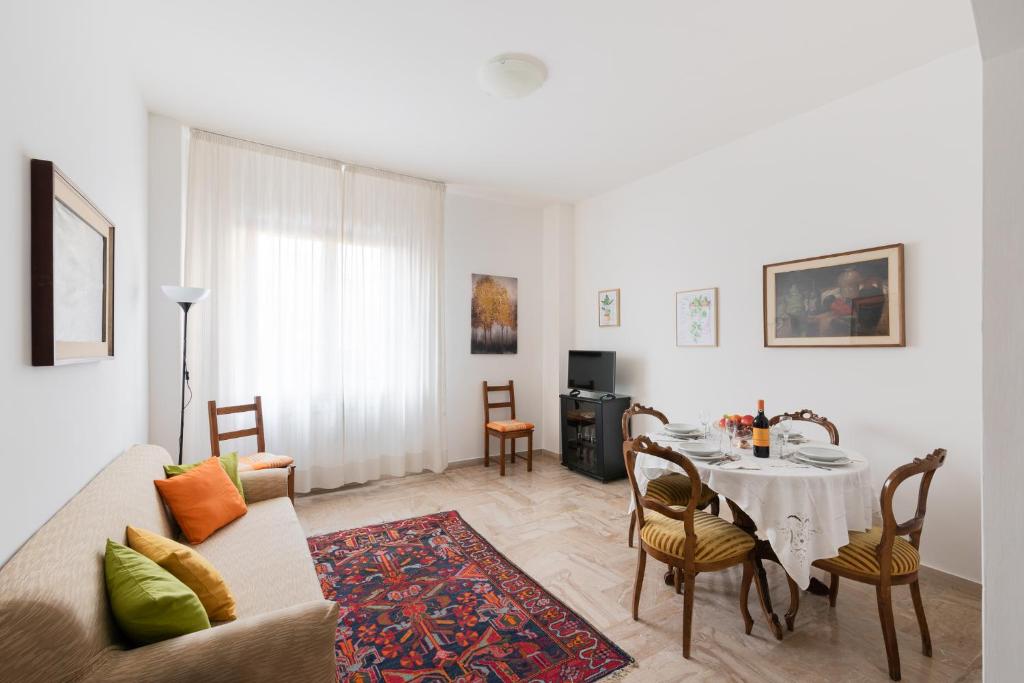 佛罗伦萨Careggi Home的客厅配有桌子和沙发