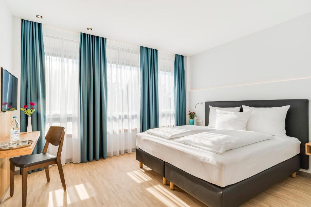 埃尔丁Hotel-Etage Apfelrot的一间卧室配有一张床和一张桌子及椅子