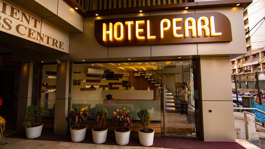 巴罗达Hotel Pearl的商店前的珍珠,有盆栽