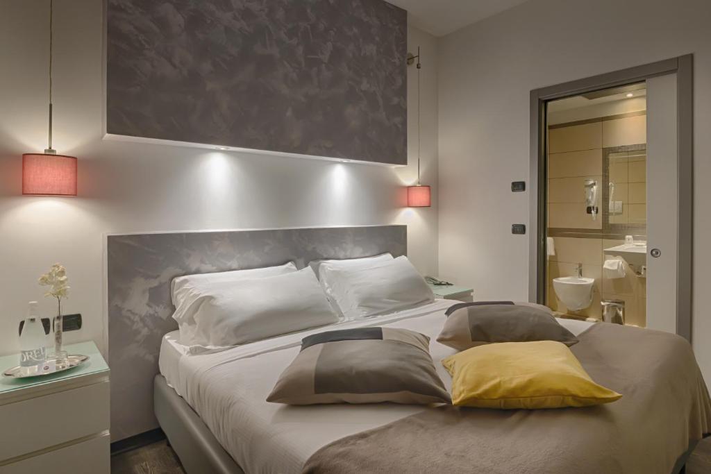 罗马拉加内利酒店的一间卧室配有一张大床和两个枕头