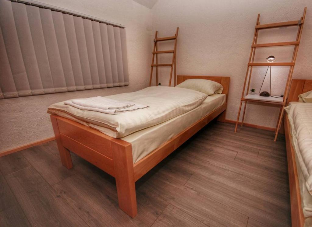 DrvarApartmani 077的一间带床和两个架子的小卧室