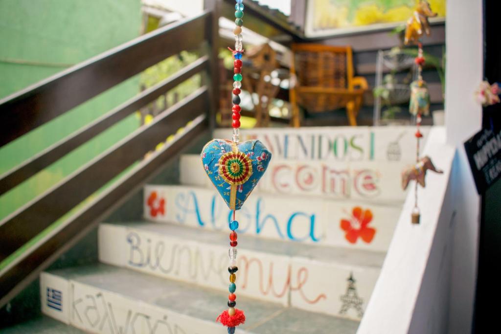 阿布拉奥Mahalo Hostel的挂在楼梯旁边的绳子上的玩具心
