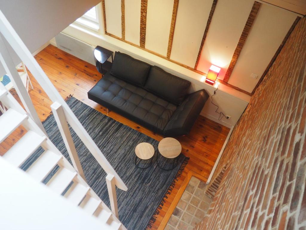 雷恩L'Etage的享有带黑色沙发的客厅的顶部景色