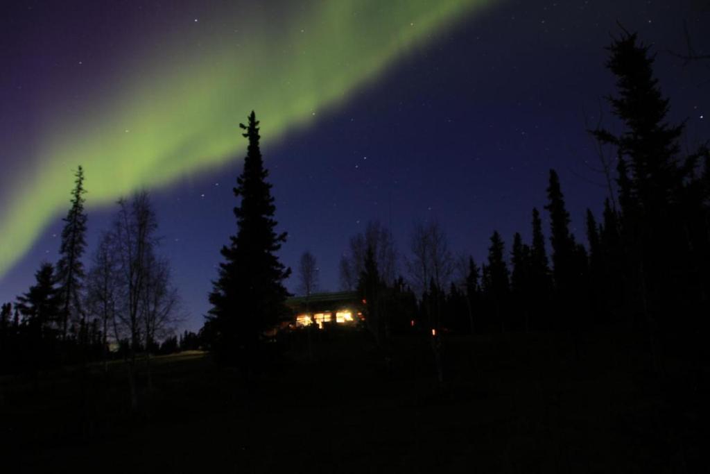 费尔班克斯Northern Sky Lodge的天空中光辉灿烂的房子的图象