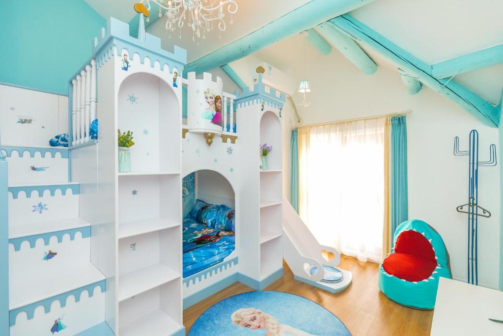 上海妙妙花园童话民宿 -上海国际旅游度假区店的儿童间,设有城堡主题游戏室