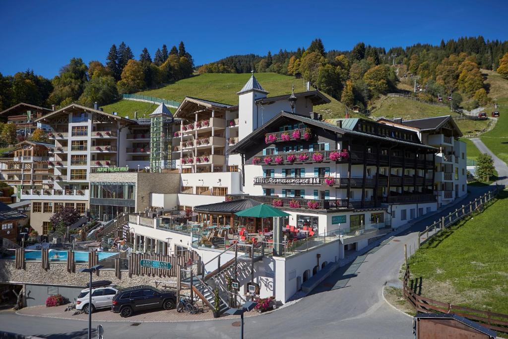 萨尔巴赫Stammhaus im Hotel Alpine Palace的一座带餐厅和度假村的大型建筑
