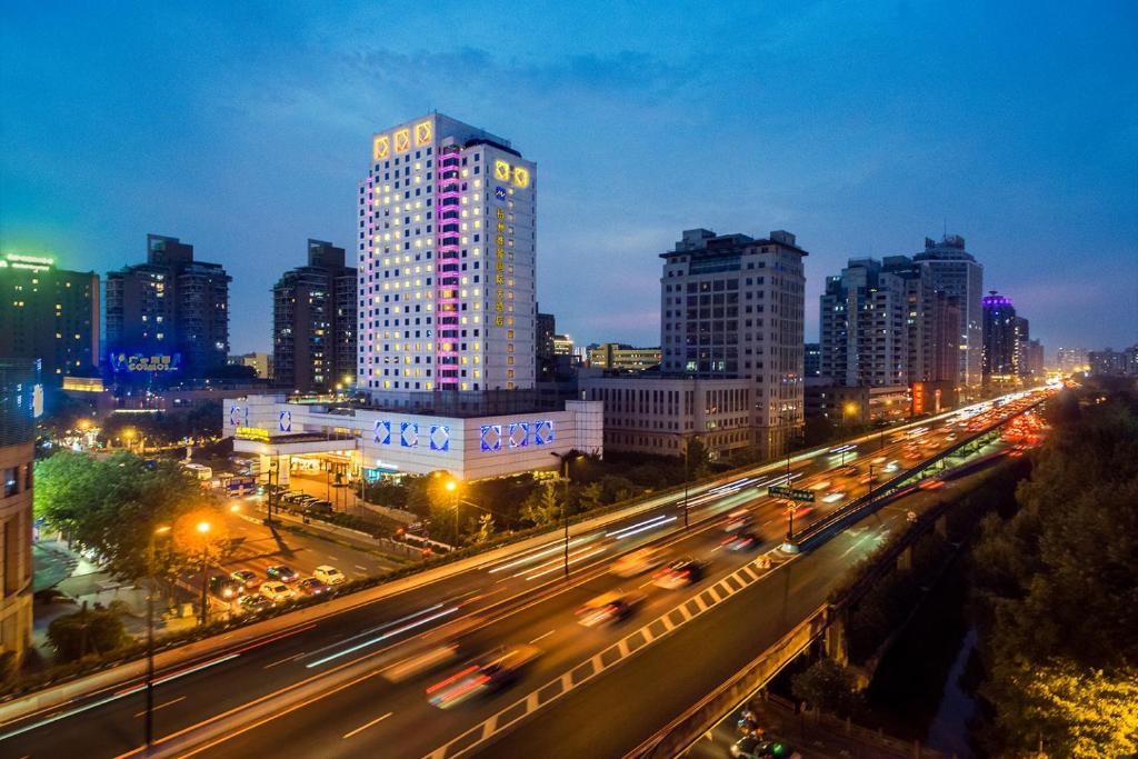 杭州杭州维景国际大酒店的夜间城市天际线与高速公路上的交通