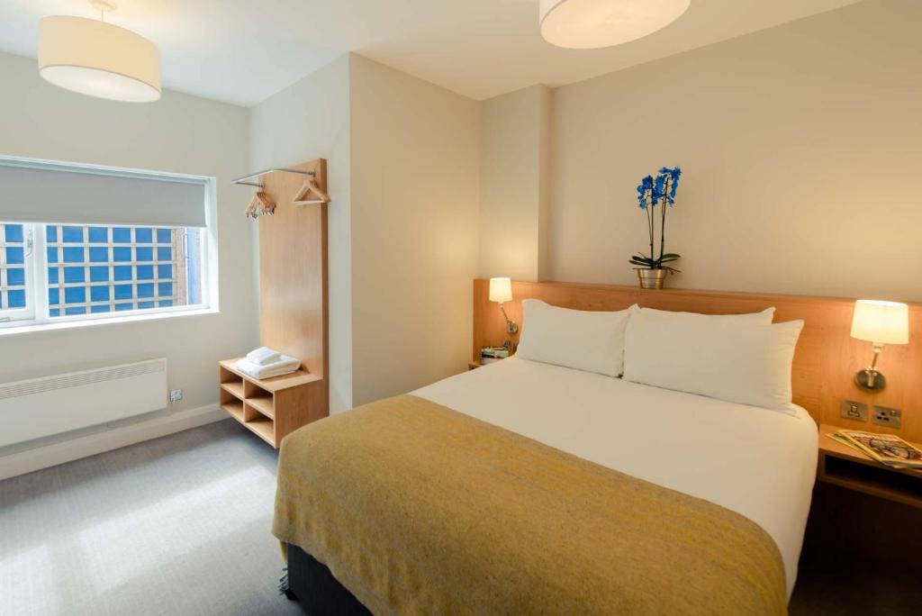 雷丁雷丁总理套房酒店 的酒店客房设有床和窗户。