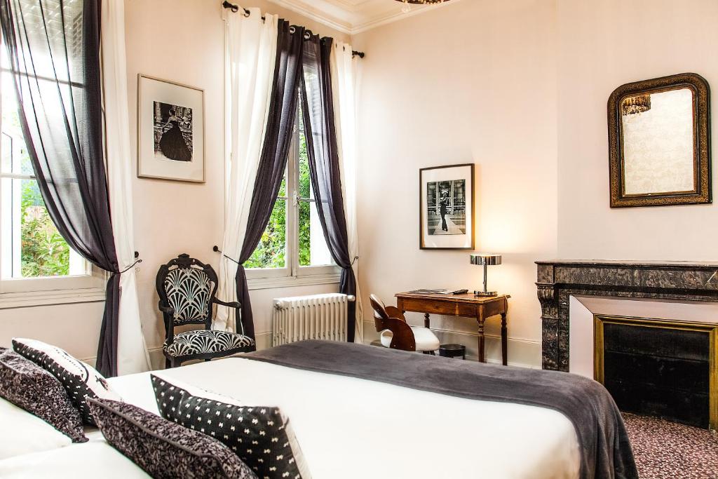 图尔米拉波酒店的一间卧室配有一张床和一个壁炉