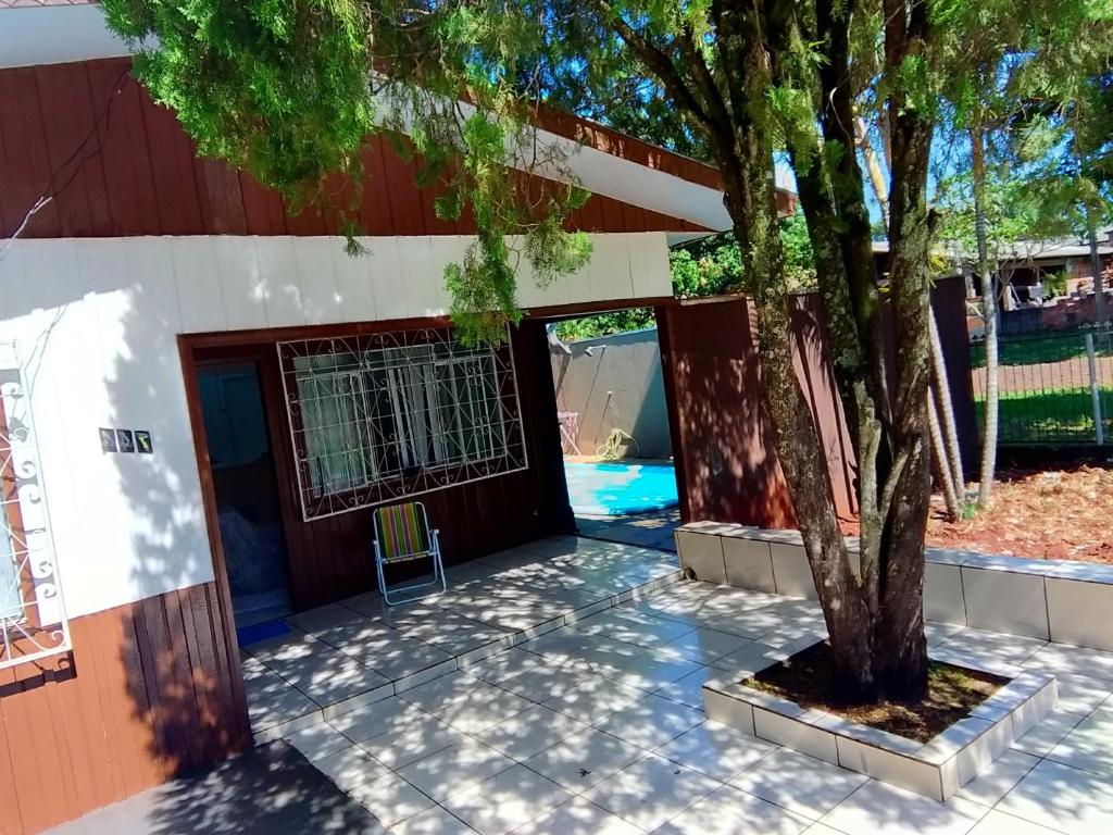 伊瓜苏Casa do Sussego的前面有一棵树的房子