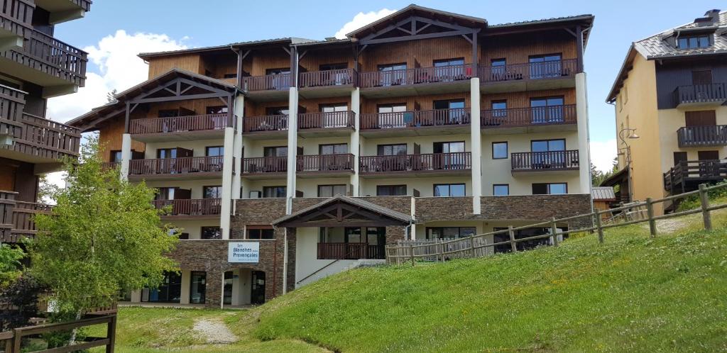 瑟洛内白色普罗旺斯酒店的山丘上带阳台的公寓大楼