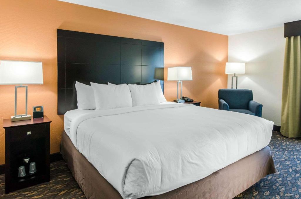 阿什兰Comfort Inn & Suites的酒店客房带一张大床和一把椅子