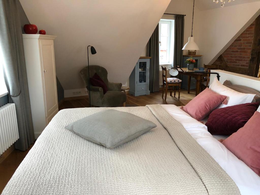 卡塞尔GRIMM'S LIVING的卧室配有带粉红色枕头的大型白色床