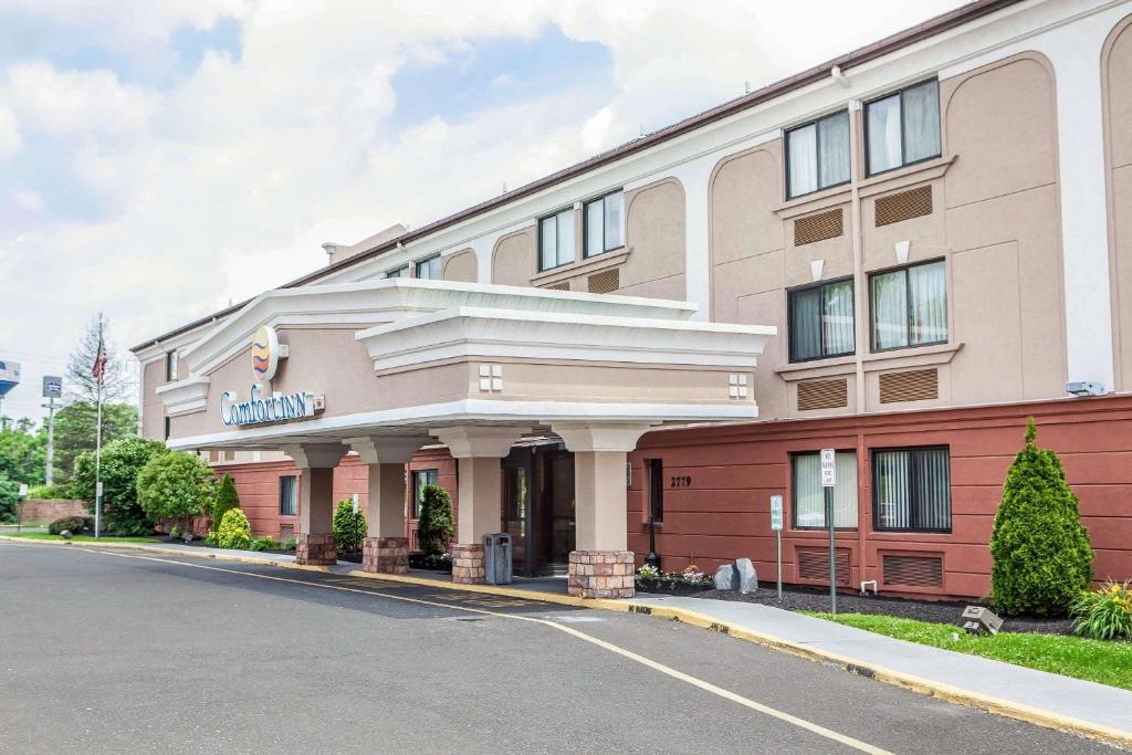 特里沃斯Comfort Inn Feasterville - Trevose的街道上酒店 ⁇ 染