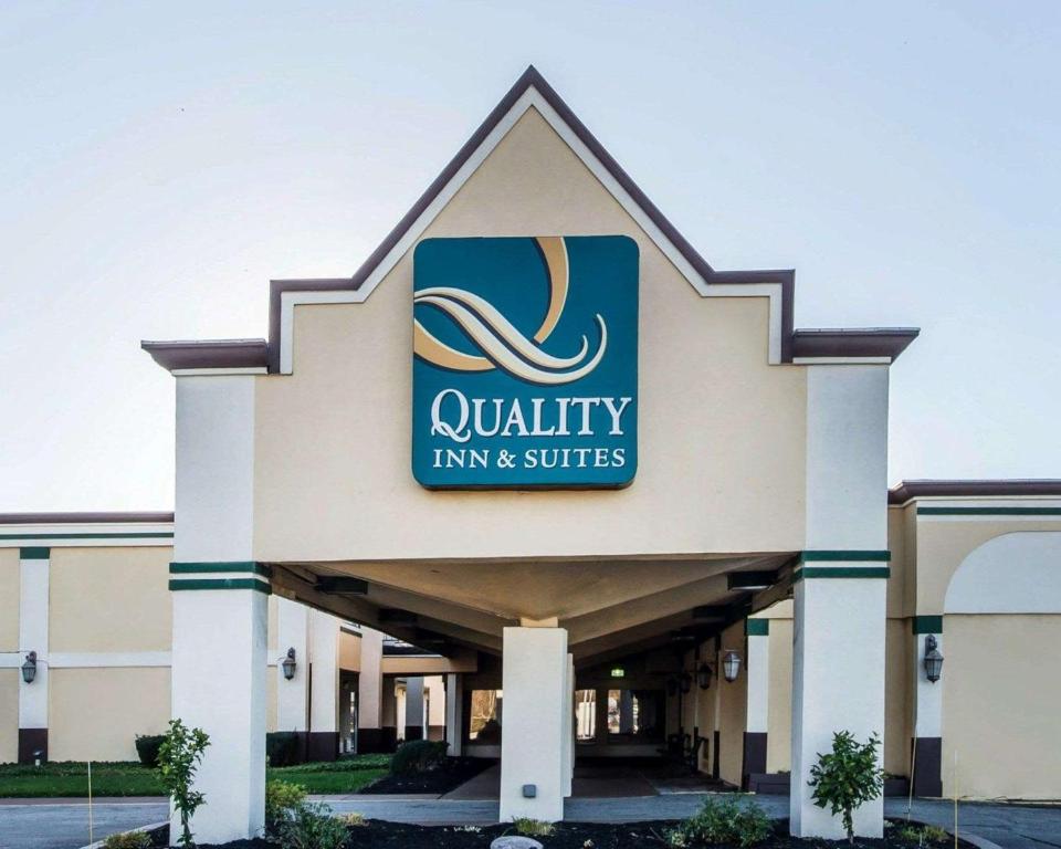 伊利Quality Inn & Suites Conference Center Across from Casino的建筑前方的绿绿标牌