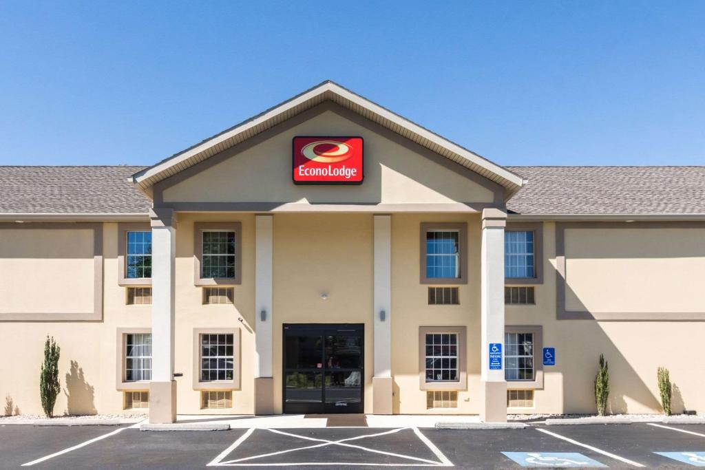 哈里斯堡Econo Lodge Harrisburg - Southwest of Hershey Area的上面有汉堡王标志的建筑