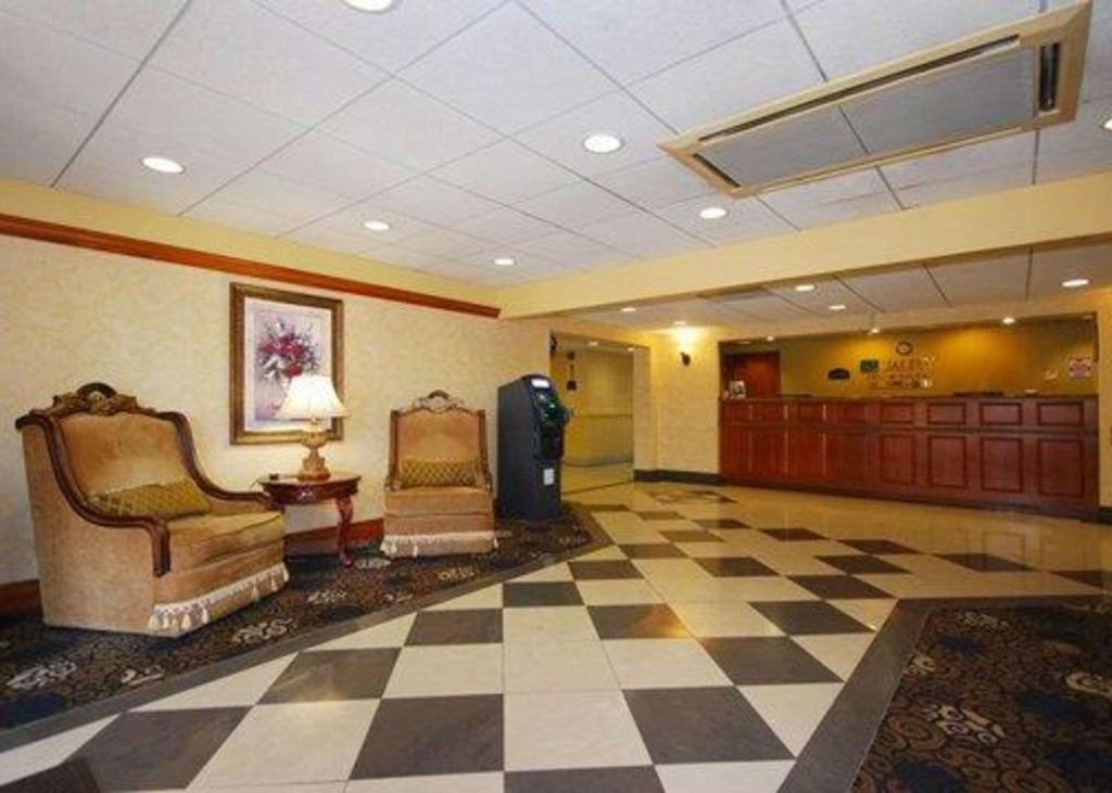 本赛霖姆本萨勒姆品质旅馆&套房酒店的大堂设有两把椅子和一格棋盘楼层