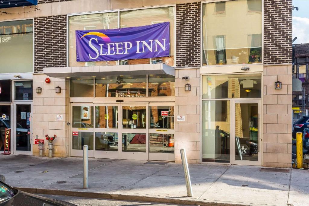 费城Sleep Inn Center City的一座建筑,上面有读睡眠旅馆的标志