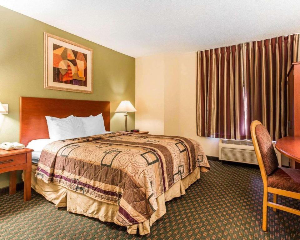哥伦比亚杰克逊堡附近司丽普酒店的配有一张床、一张桌子和一张桌子的酒店客房