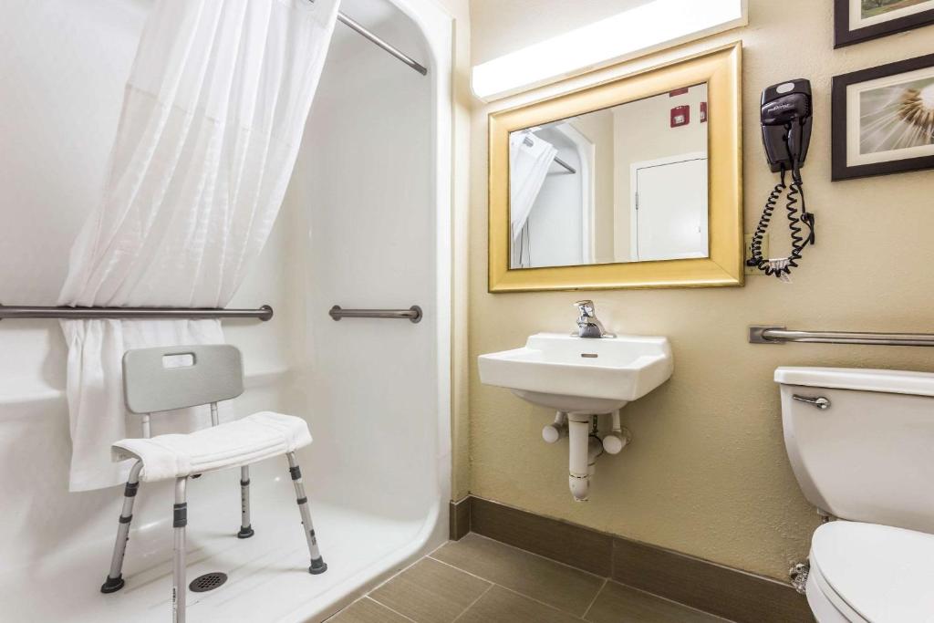 康威Comfort Suites At the University的一间带水槽、卫生间和镜子的浴室