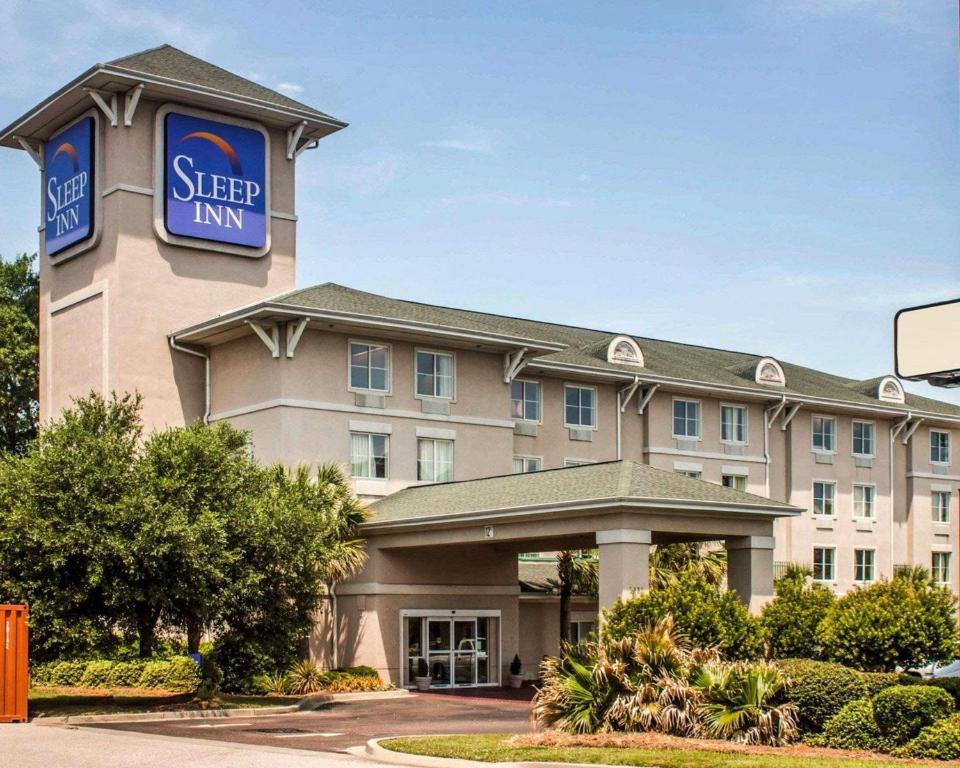 查尔斯顿Sleep Inn North Charleston Ashley Phosphate的带有阅读睡眠旅馆的标志的酒店