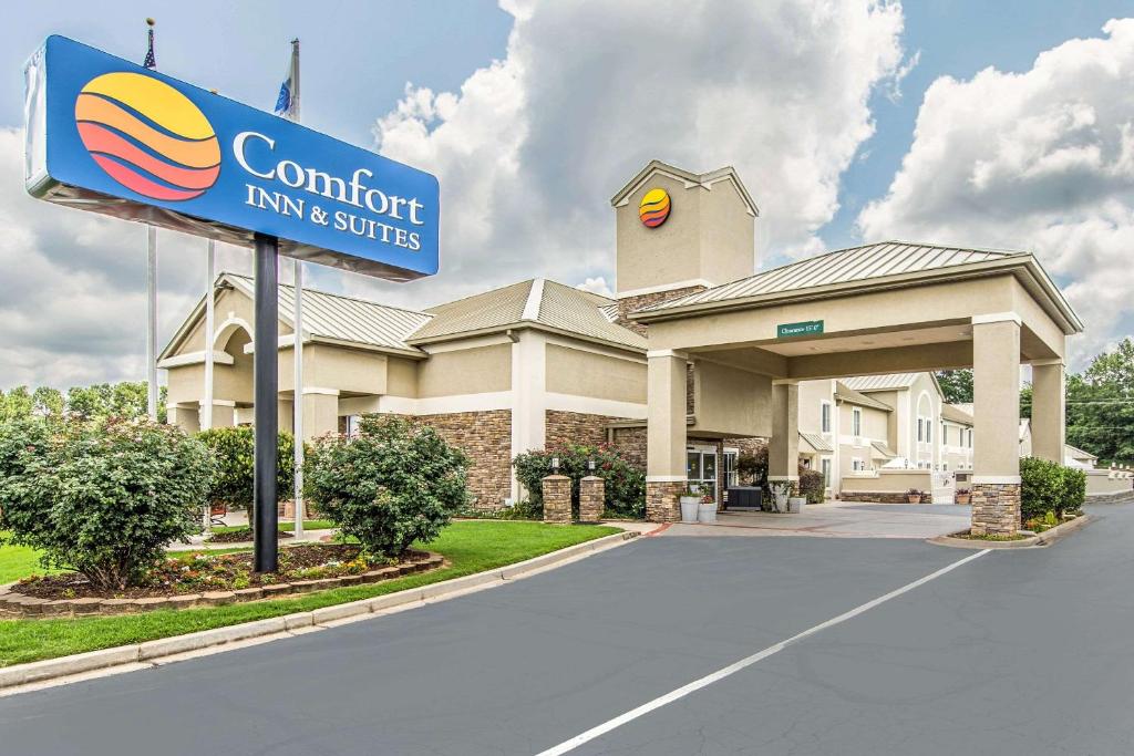 格林伍德Comfort Inn & Suites Greenwood near University的舒适旅馆和套房的标志