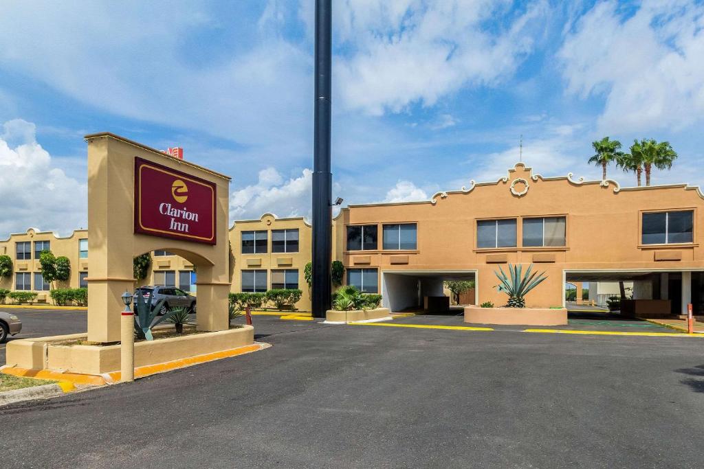 麦卡伦Clarion Inn near McAllen Airport的前面有一个停车位的酒店