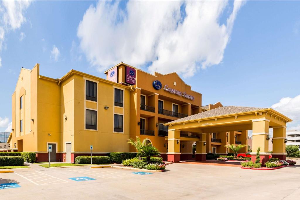休斯顿Comfort Suites Westchase Houston Energy Corridor的酒店正面景色