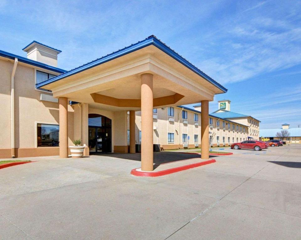 威奇托福尔斯Quality Inn & Suites Wichita Falls I-44的停车场内有凉亭的大建筑