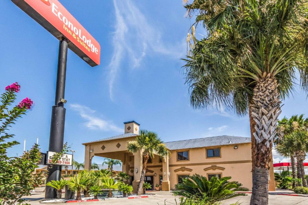 科珀斯克里斯蒂Econo Lodge Inn & Suites Corpus Christi的棕榈树和街道标志的酒店