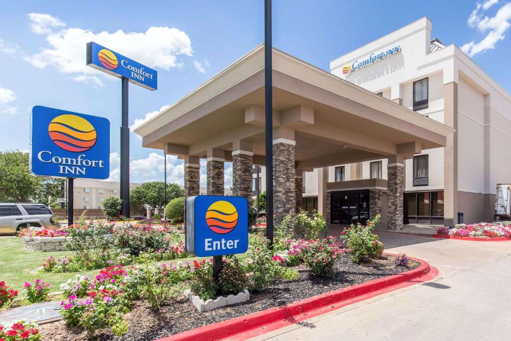 威奇托福尔斯Comfort Inn Wichita Falls North的建筑前有标志的酒店