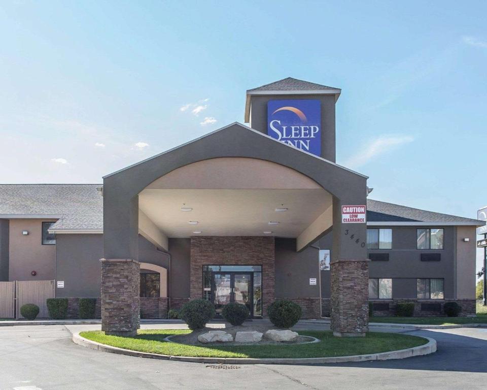 西瓦利城Sleep Inn West Valley City - Salt Lake City South的建筑顶部有标志的酒店