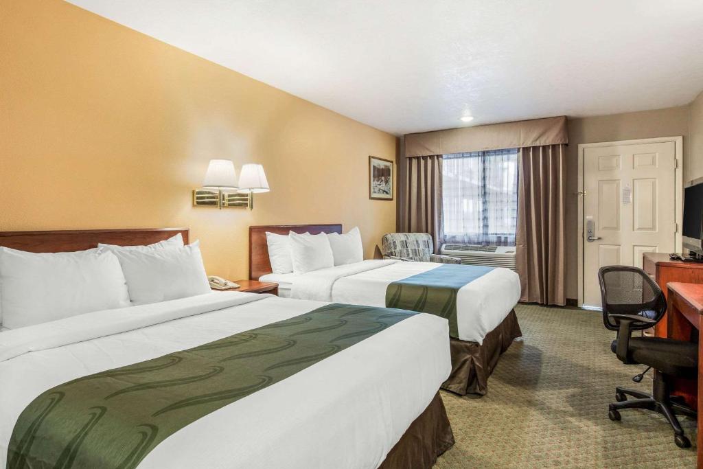 雪松城Quality Inn Cedar City - University Area的酒店客房配有两张床和一张书桌