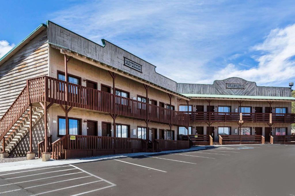 潘圭奇Quality Inn Bryce Canyon的一座大型建筑,前面设有停车场