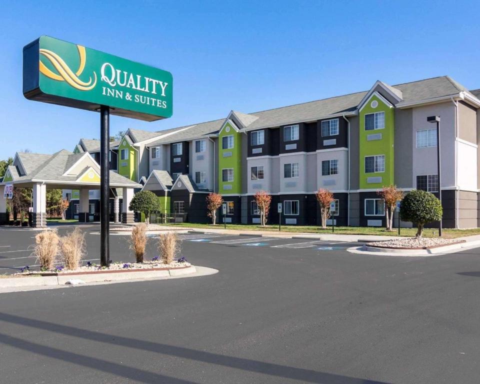 阿什兰Quality Inn & Suites Ashland near Kings Dominion的建筑物前的街道标志