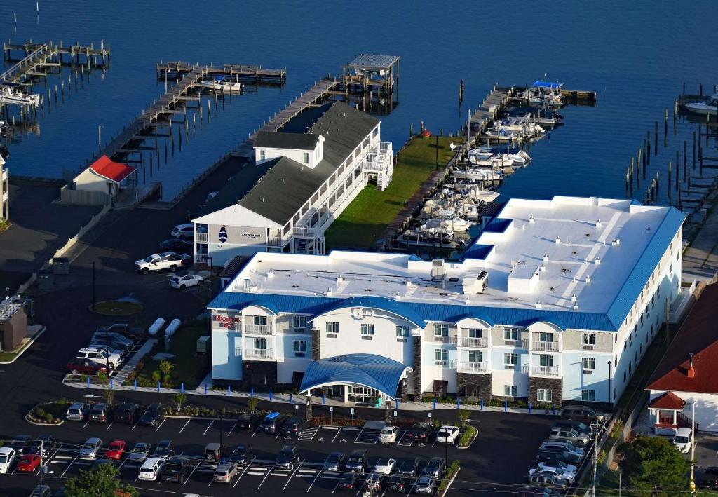 钦科蒂格Marina Bay Hotel & Suites, Ascend Hotel Collection的码头上建筑物的空中景观