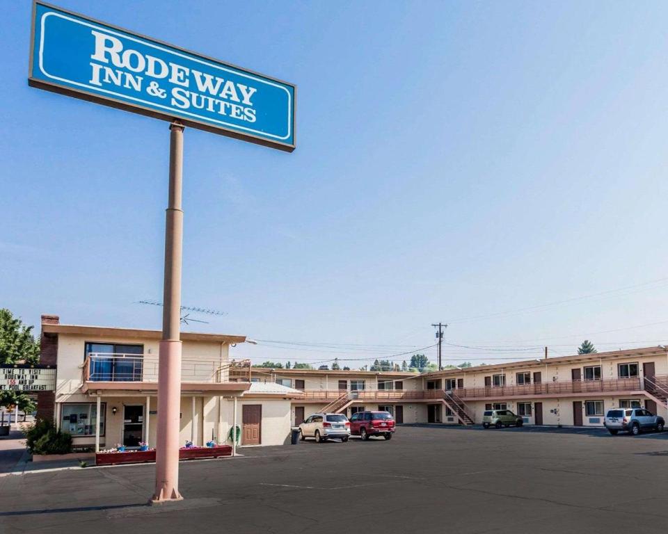 奥马克Rodeway Inn & Suites Omak - Okanogan的停车场里罗兰路的标志