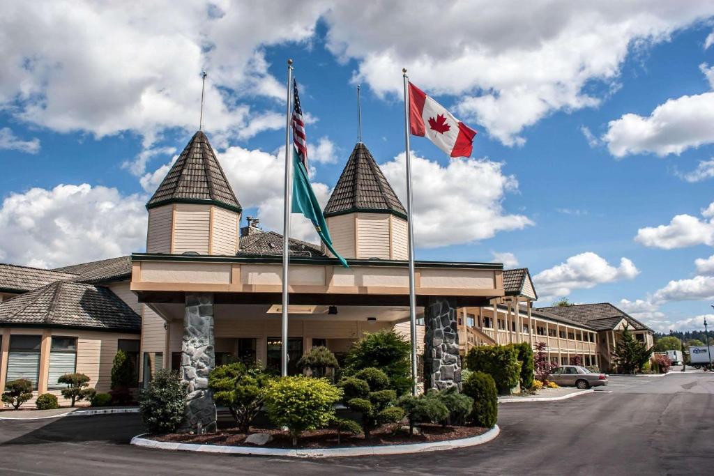 法夫Quality Inn & Suites Fife Seattle的上面有两个金旗的酒店