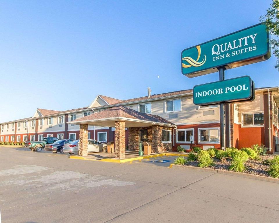 欧克莱尔套房品质酒店的带有室内游泳池标志的酒店