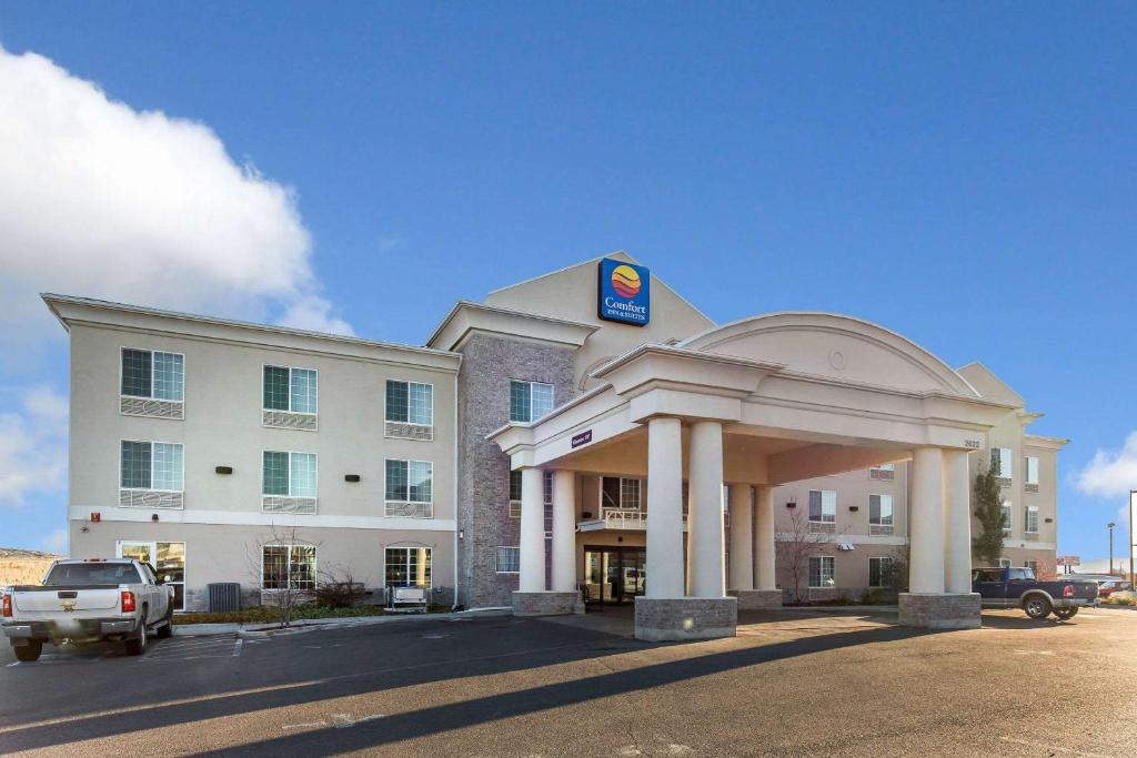 罗克斯普林Comfort Inn & Suites Rock Springs-Green River的前面有停车场的酒店