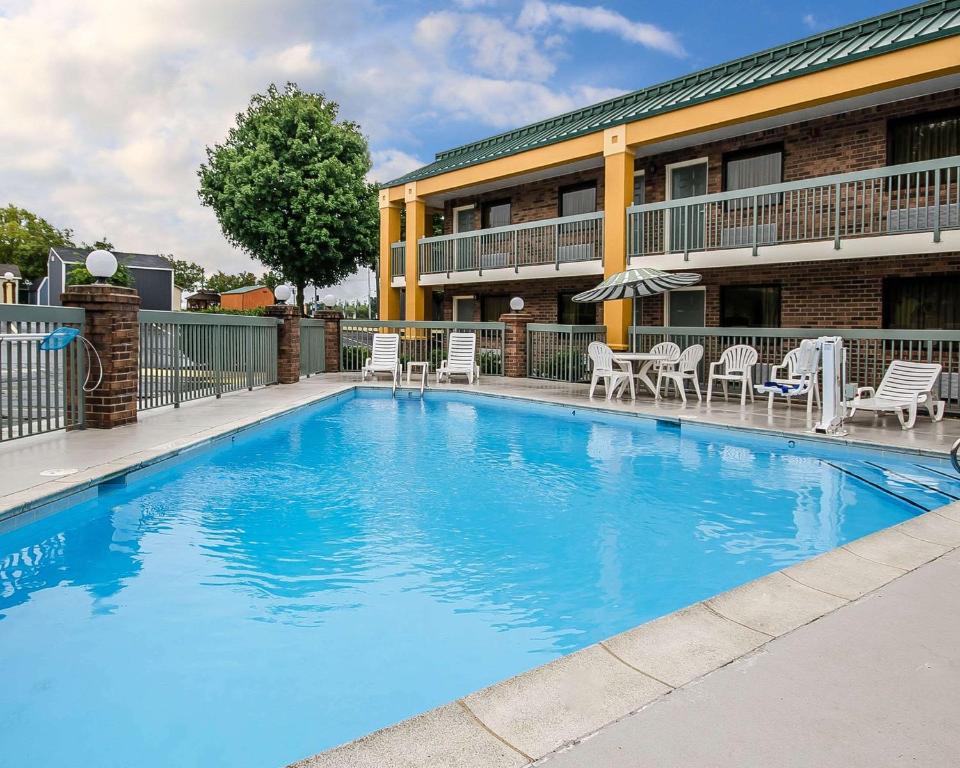 富兰克林富兰克林品质酒店的酒店前方的大型蓝色游泳池